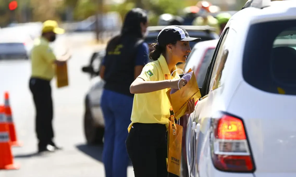 Transporte: melhor lugar de criança no carro é o meio do banco de trás